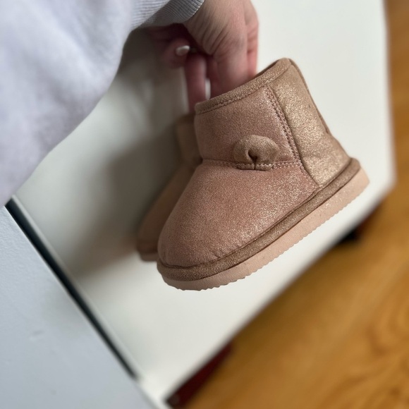 Cozy sparkly light pink baby Boots - Picture 1 of 5